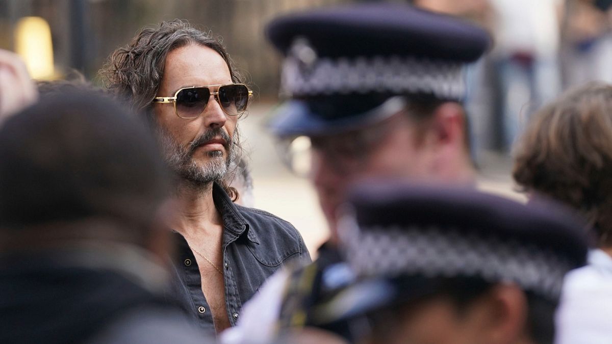 Accusé d'agressions sexuelles, l'acteur Russell Brand libéré sous caution jusqu'à sa prochaine comparution devant une cour criminelle