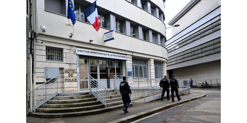 Ain. Il s’en prend physiquement à sa mère