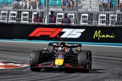 Red Bull réprimandée pour avoir mal programmé le volant de Verstappen