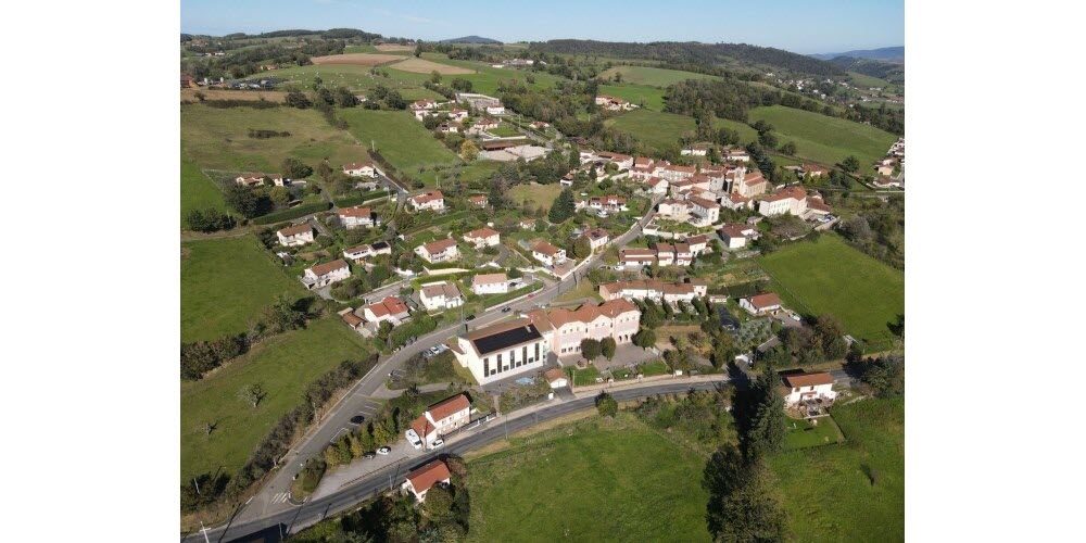 Rhône. Moins de 800 habitants, pas assez de naissances : comment cette commune se mobilise pour attirer les familles
