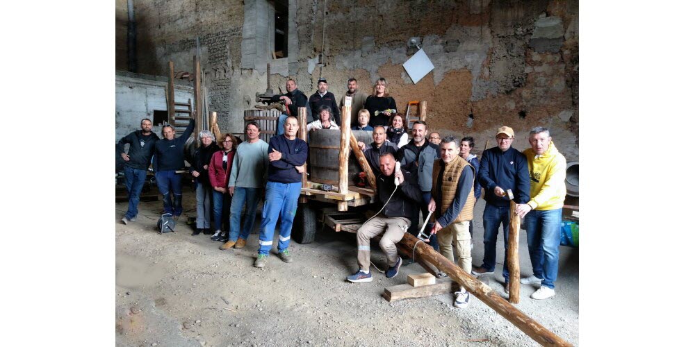 Saint-Étienne-de-Saint-Geoirs. Les anciens du rugby préparent un char pour les Mandrinades